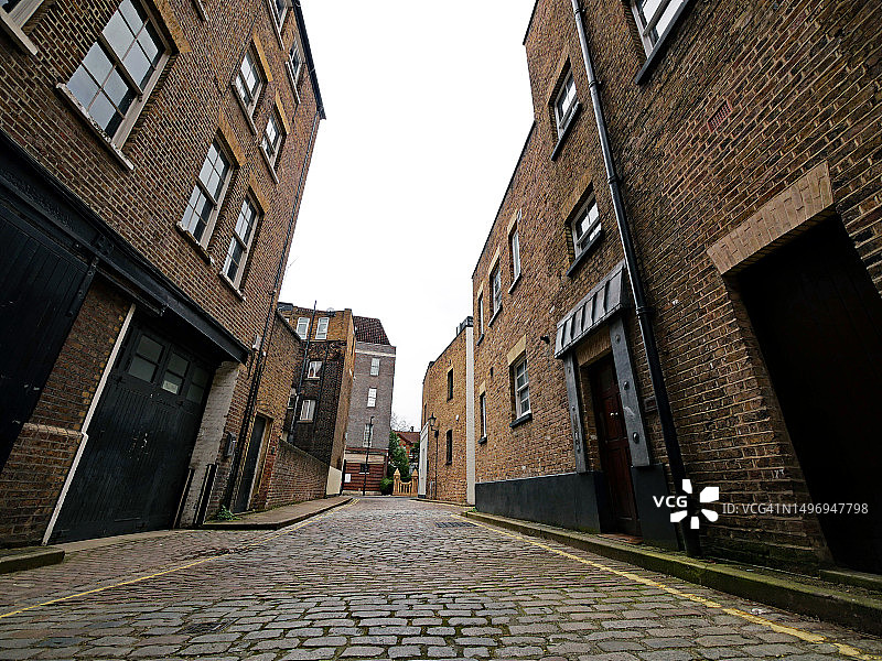 英国伦敦：鹅卵石街道两旁排列着排屋图片素材