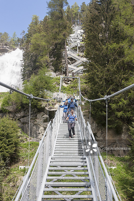 徒步者走过悬索桥，位于奥地利蒂罗尔州图片素材