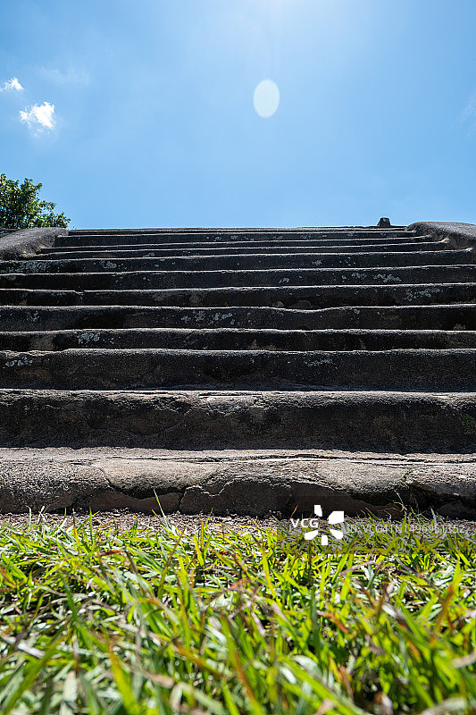 塔祖玛遗址中玛雅金字塔的台阶，绿草蓝天图片素材