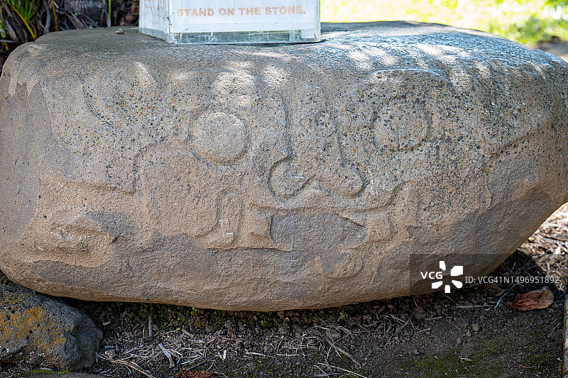 萨尔瓦多塔苏马尔金字塔遗址的玛雅石刻面部艺术品图片素材