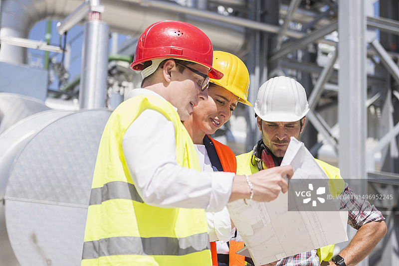 工程师和工人在德国巴伐利亚州地热发电站区域开会图片素材