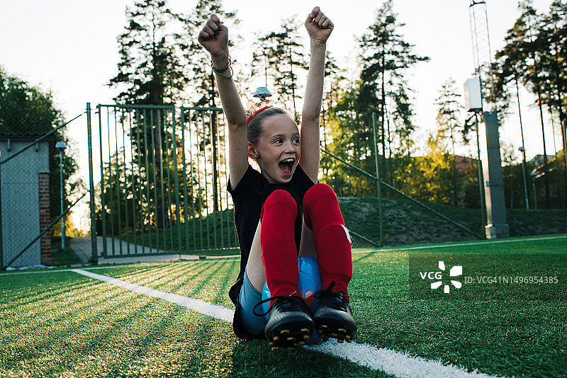 女孩在足球比赛中为队友欢呼图片素材