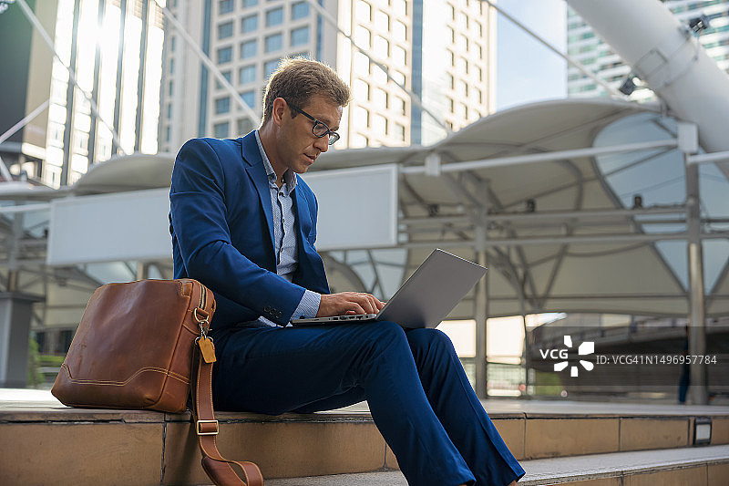 在户外远程办公的商人图片素材