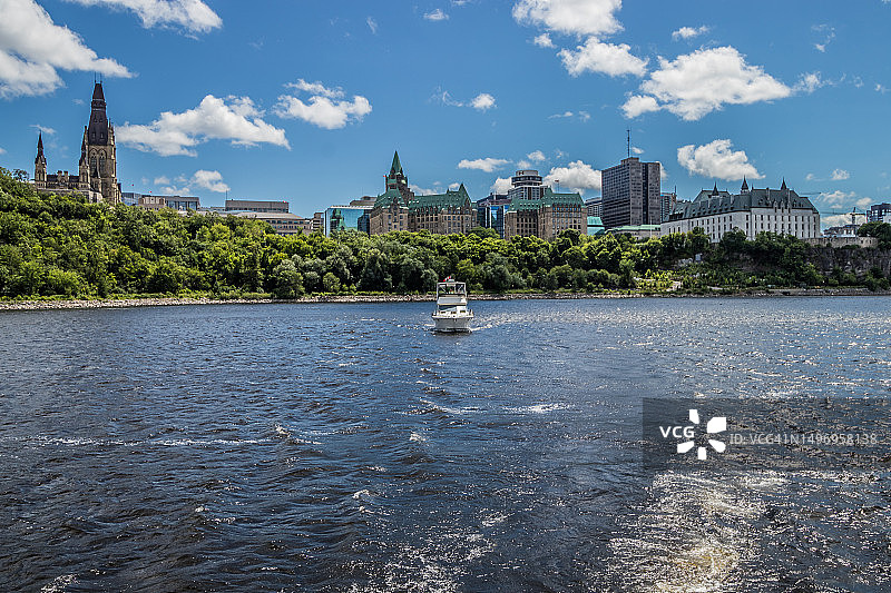 加拿大渥太华阴天下的河畔建筑景观图片素材