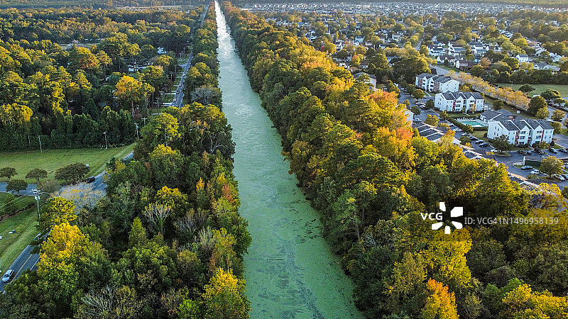 切萨皮克城市河流高角度景观，美国弗吉尼亚州图片素材