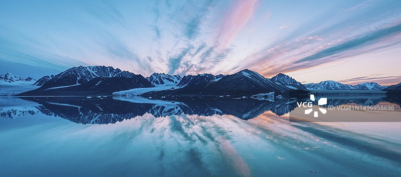 斯瓦尔巴群岛日落雪山湖泊美景图片素材
