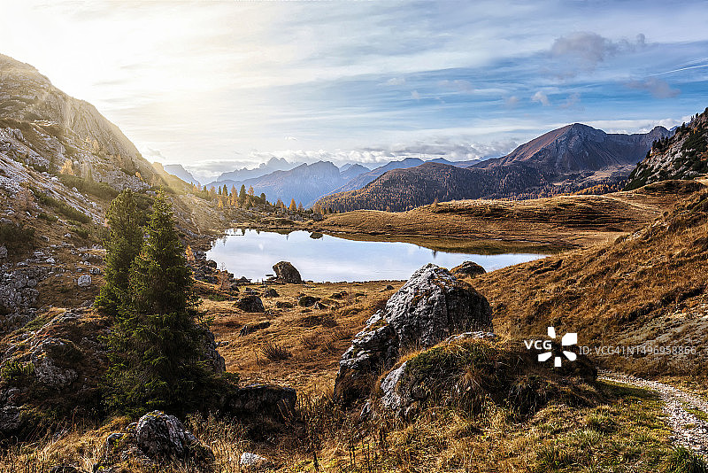 湖光山色与天空相映成趣图片素材