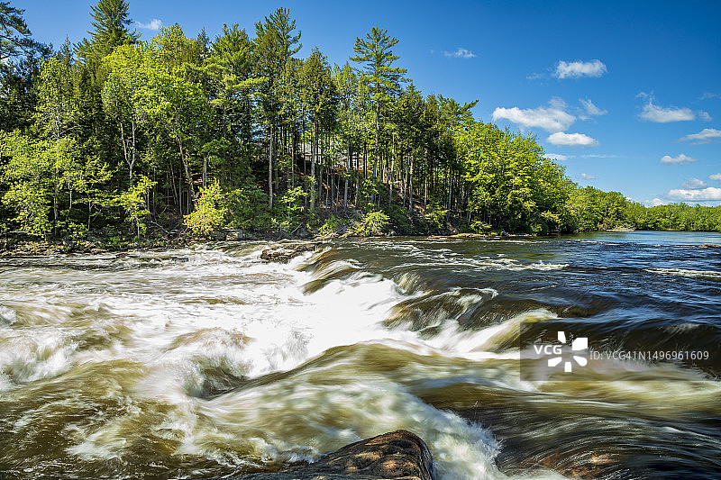 美国缅因州陡峭瀑布，森林中流淌的河流风景图片素材