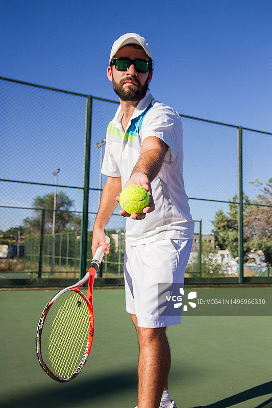 在西班牙网球场上打网球的男人图片素材