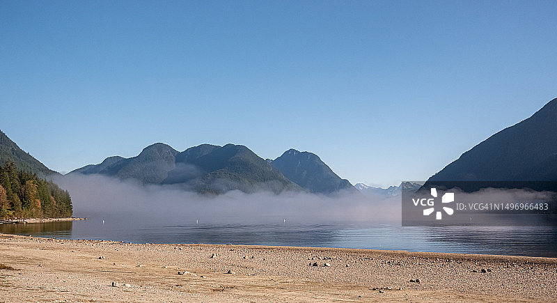 阿卢埃特湖的晨雾图片素材