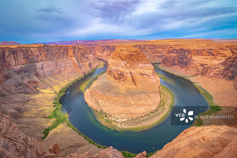 美国亚利桑那州科科尼诺县马蹄湾的阴天景色图片素材