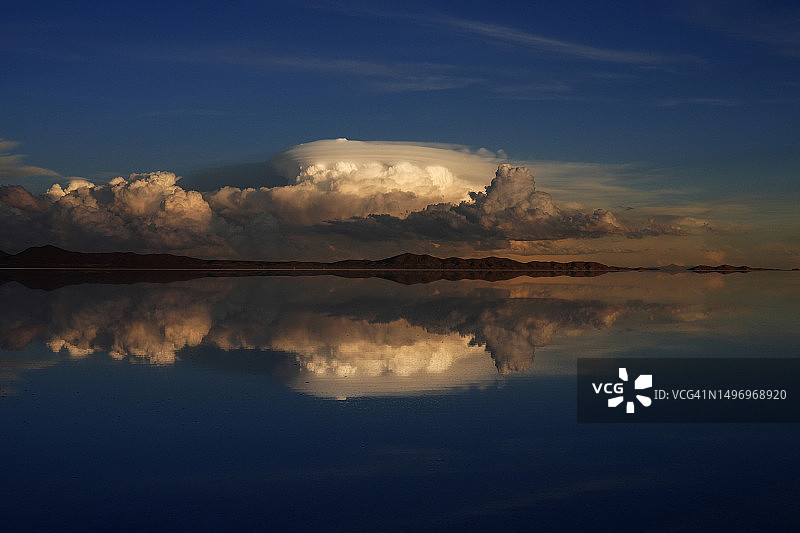 玻利维亚日落时分天空下的湖泊美景图片素材