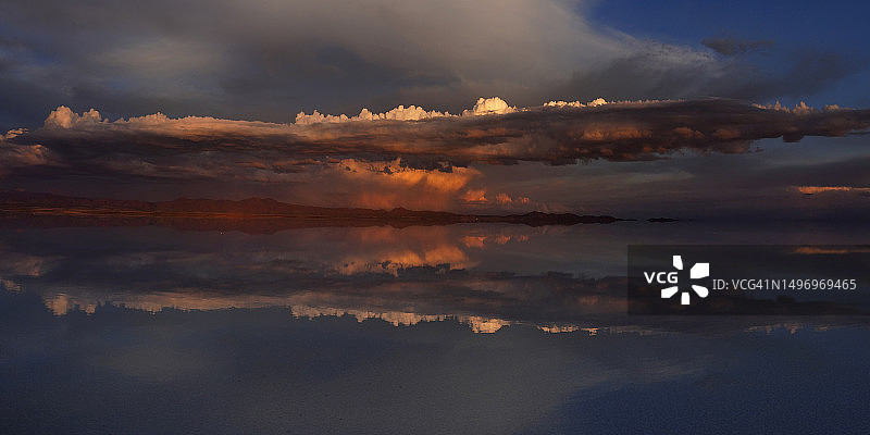 玻利维亚日落时分壮丽天空下的海景图片素材