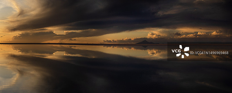 玻利维亚日落时分湖泊的壮丽天空美景图片素材