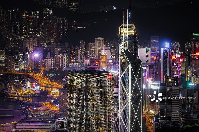 城市夜间灯火通明的建筑航拍图片素材