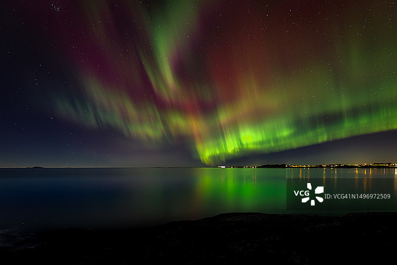 挪威斯塔万格夜空下的湖泊美景图片素材