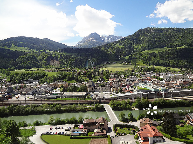 奥地利比绍夫斯霍芬山脉旁的城镇高角度景观图片素材