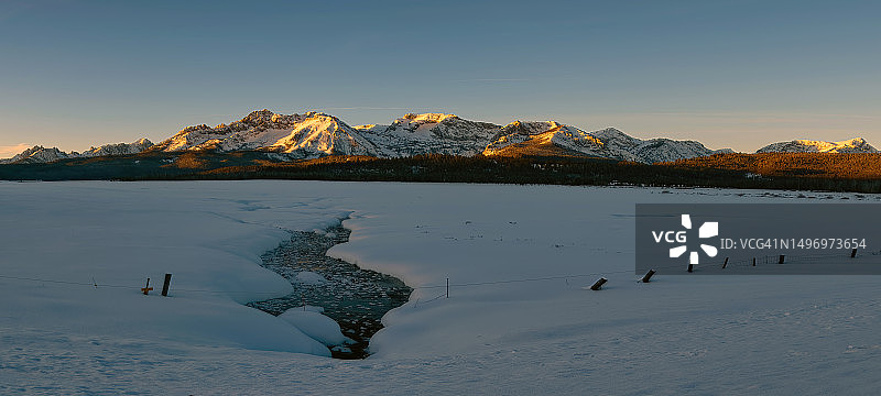美国爱达荷州锯齿山脉雪山美景图片素材