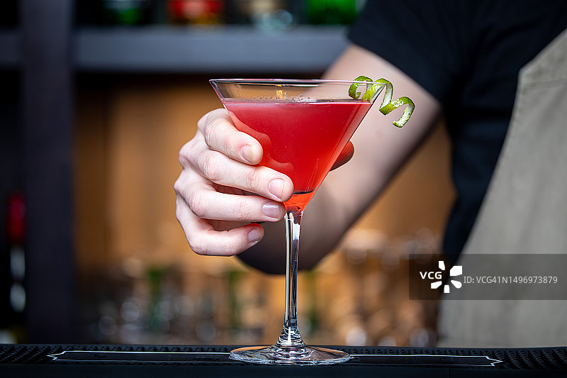 冰岛女人手捧杯中饮品局部特写图片素材