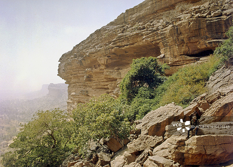 在马里共和国多贡山脉顶部的探险者/摄影师图片素材