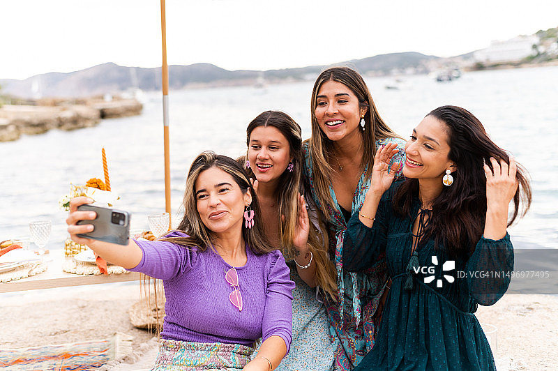 在海边自拍的快乐优雅的朋友们图片素材