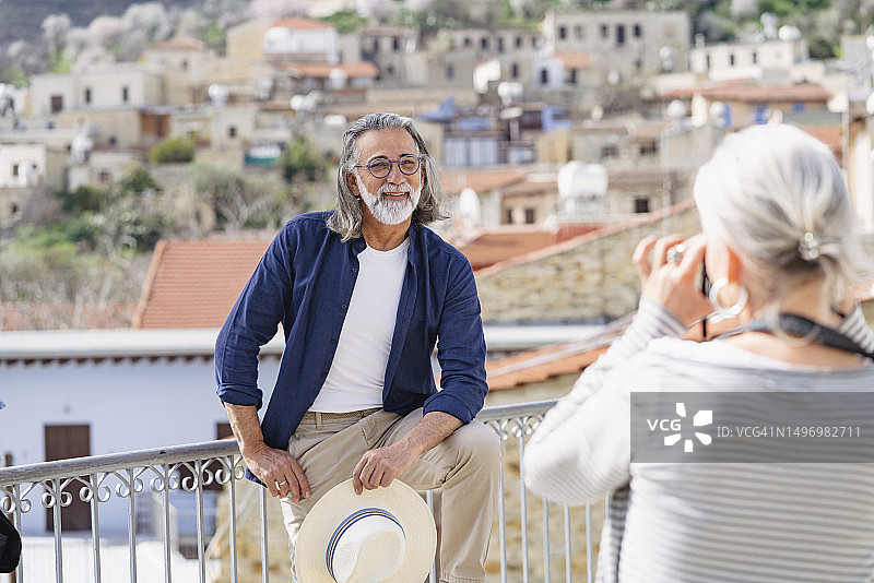 中年夫妇参观塞浦路斯莱夫卡拉古村图片素材