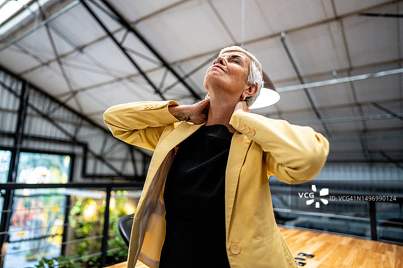 在办公室脖子疼痛的女商人图片素材