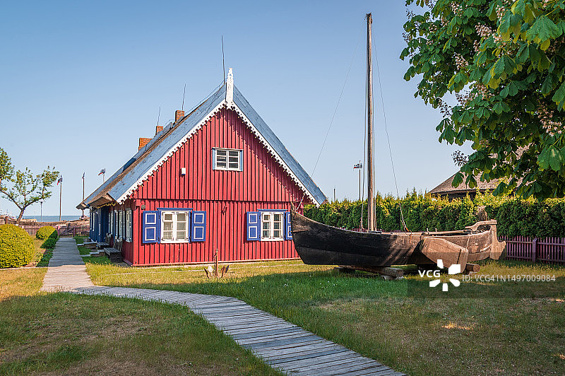 立陶宛尼达的老房子和传统木船图片素材