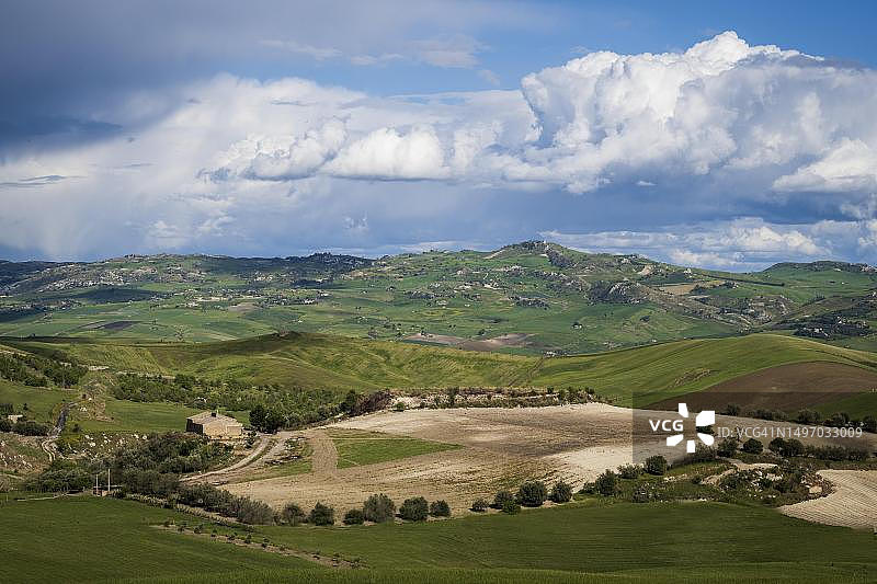 意大利西西里岛阿梅里纳广场附近的雷雨云和景观航拍图片素材