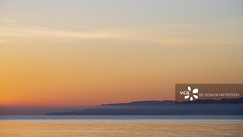 意大利西西里米拉佐附近海岸的海上日出图片素材