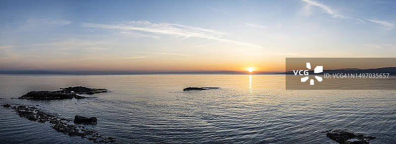 意大利西西里米拉佐附近海岸的海上日出图片素材