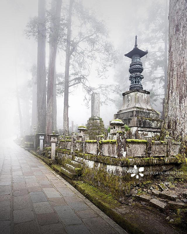 日本大阪高野山奥之院古墓群的雾景图片素材