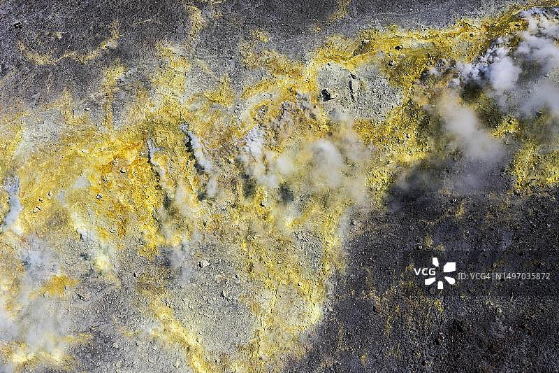 火山岛硫磺喷气孔冒烟，意大利西西里图片素材