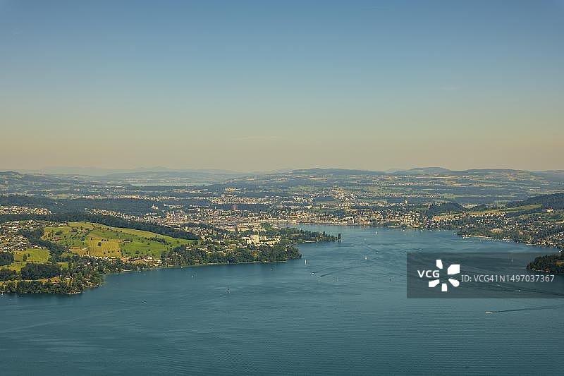 琉森湖、琉森市和布尔根施托克山鸟瞰图，位于瑞士尼瓦尔登州图片素材