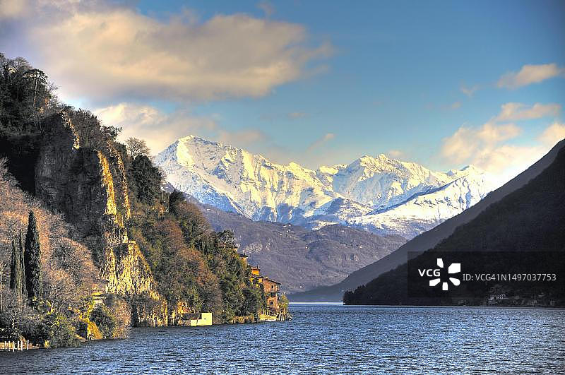 瑞士提契诺州卢加诺高山湖，雪山蓝天白云图片素材