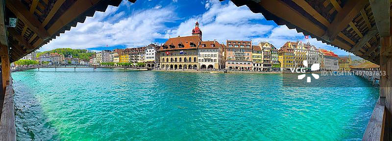 瑞士琉森罗伊斯河和教堂桥全景图片素材