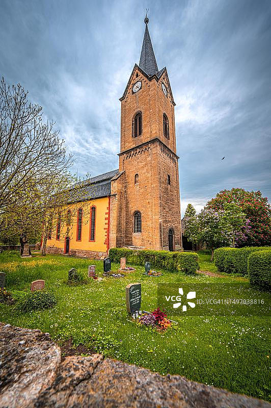 德国图林根州库尼茨的圣马丁新教乡村教堂及墓地景观图片素材