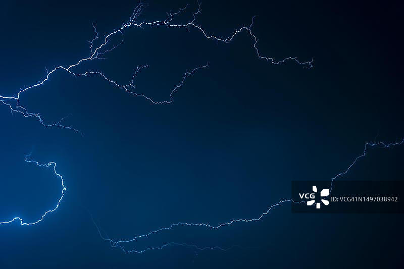 瑞士提契诺州卢加诺夜间闪电和云彩图片素材