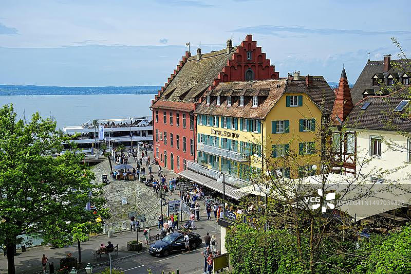德国巴登-符腾堡州康斯坦茨湖畔梅尔斯堡老城Seehof酒店和海港码头图片素材