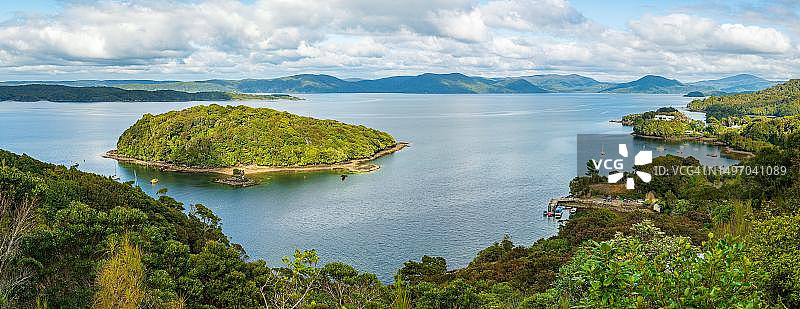 从观测岩眺望新西兰斯图尔特岛的约拿岛和金海湾图片素材