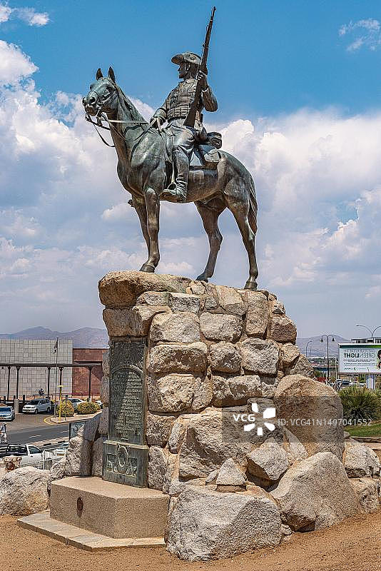 纪念阵亡将士的骑马雕像，位于纳米比亚温得和克罗伯特·穆加贝大街图片素材