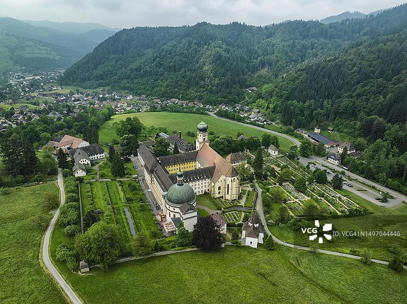 德国巴登-符腾堡州明斯特塔尔，原圣特鲁珀特本笃会修道院鸟瞰图片素材