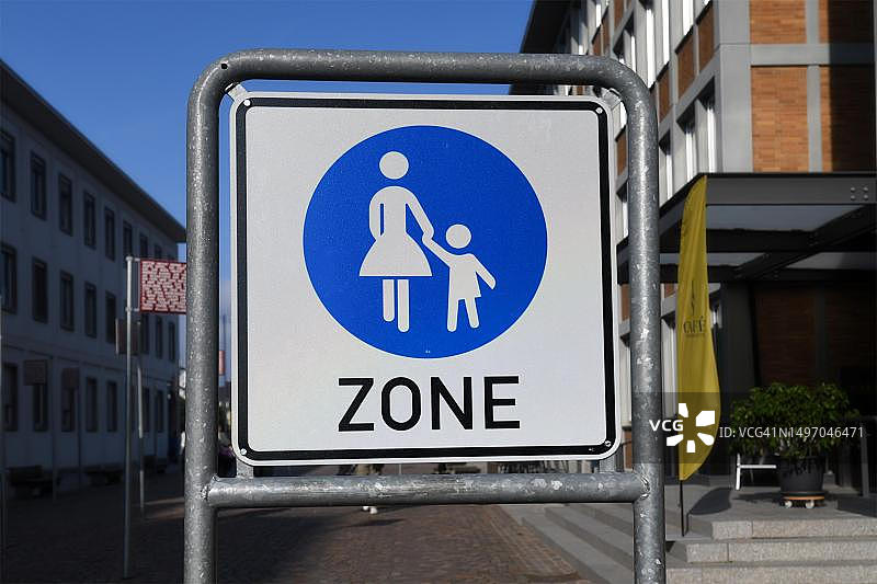 德国卡尔斯鲁厄，2019年10月欧洲圆形蓝色步行区街道标志，白色背景图片素材