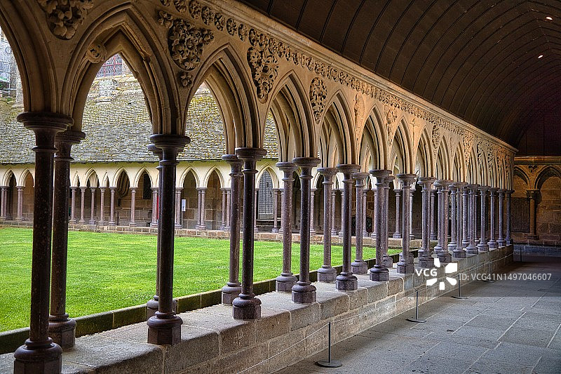 圣米歇尔山修道院山，修道院教堂的回廊，法国下诺曼底图片素材