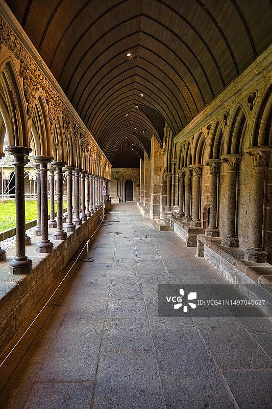 圣米歇尔山修道院山，修道院教堂的回廊，法国下诺曼底图片素材