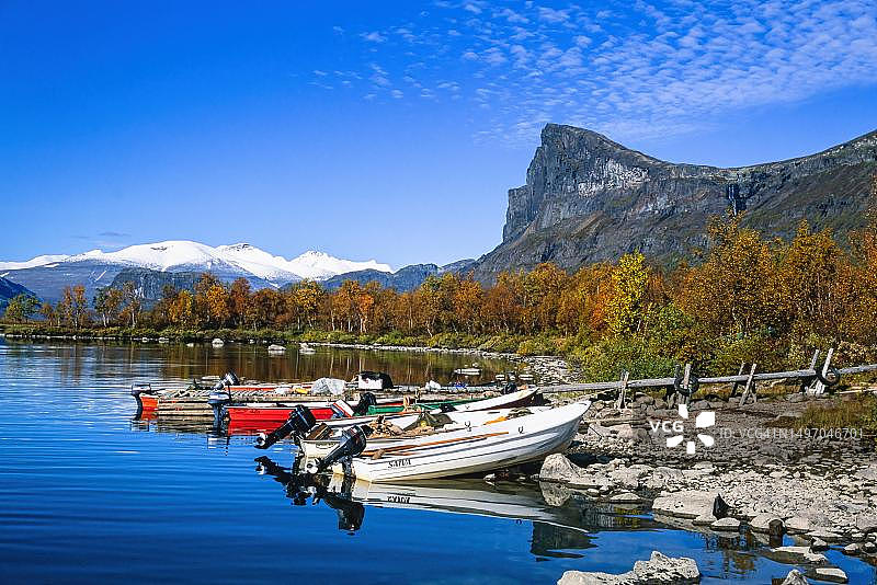 瑞典萨勒克国家公园莱陶雷湖海滩的船只图片素材