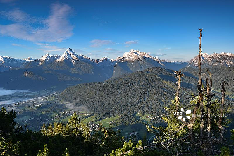 德国巴伐利亚贝希特斯加登山谷清晨景色图片素材
