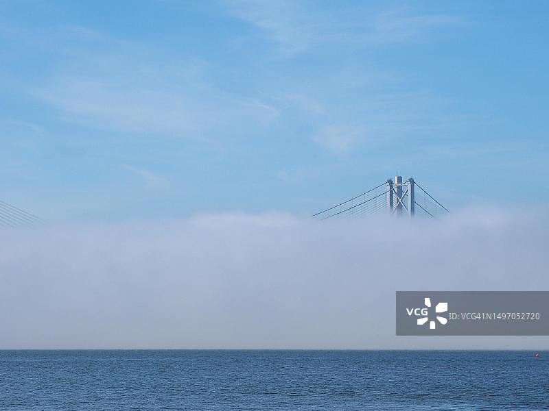 苏格兰爱丁堡福斯湾上的福斯公路桥图片素材