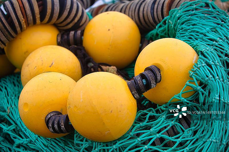 法国布列塔尼菲尼斯泰尔省吉尔维内克港口的渔网和浮标图片素材