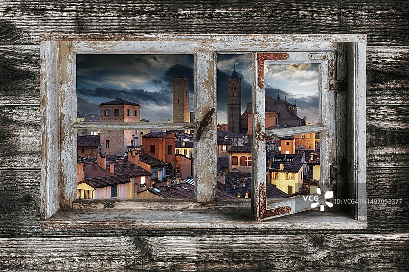 透过木窗看博洛尼亚的傍晚景色，意大利艾米利亚-罗马涅区博洛尼亚图片素材